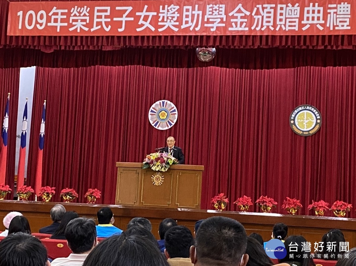 馮世寬主委頒獎勉勵年輕學子要熱愛國家、孝順父母