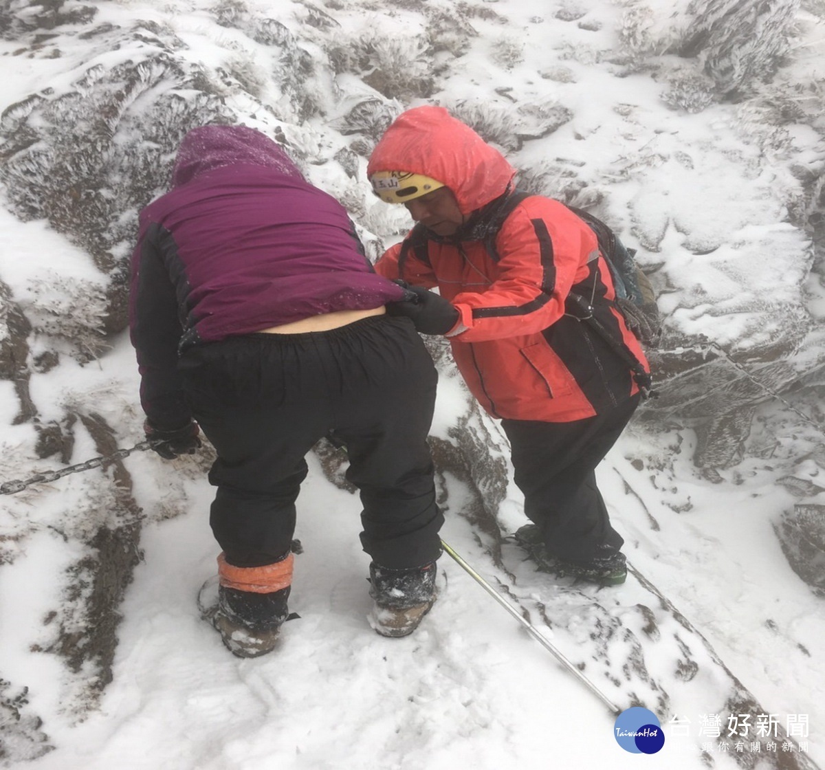 救難人員陪同迷路山友在積雪中一步一步艱難的下山情況〈圖片/玉管處提供〉