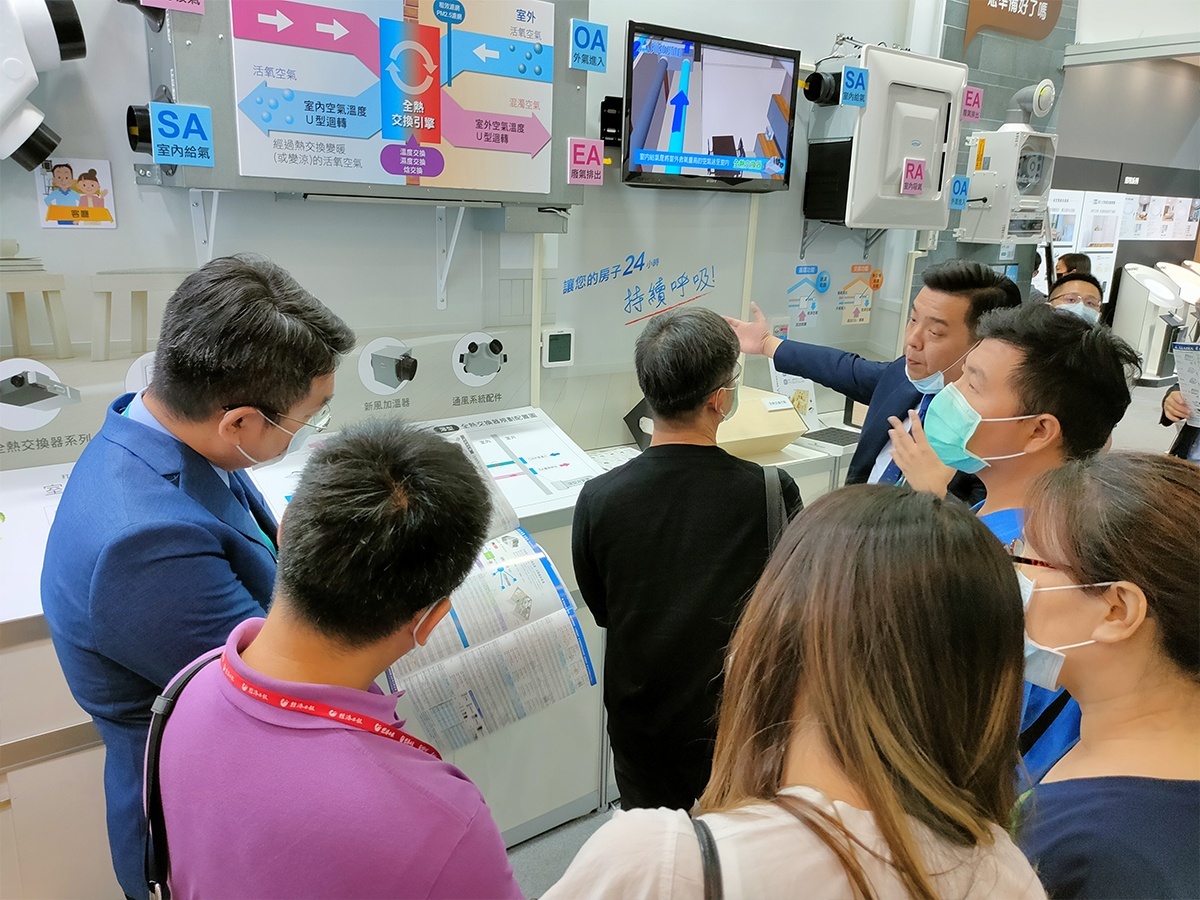 台北國際建材展,ALASKA現場提供安裝諮詢服務。