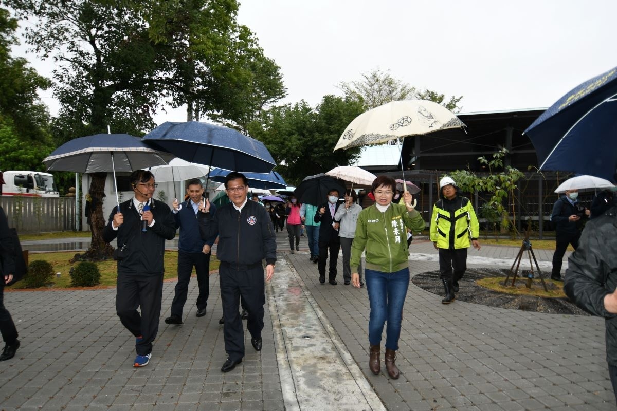 彰化市長林世賢冒雨為交通部長林佳龍導覽綠色廊道等特色。