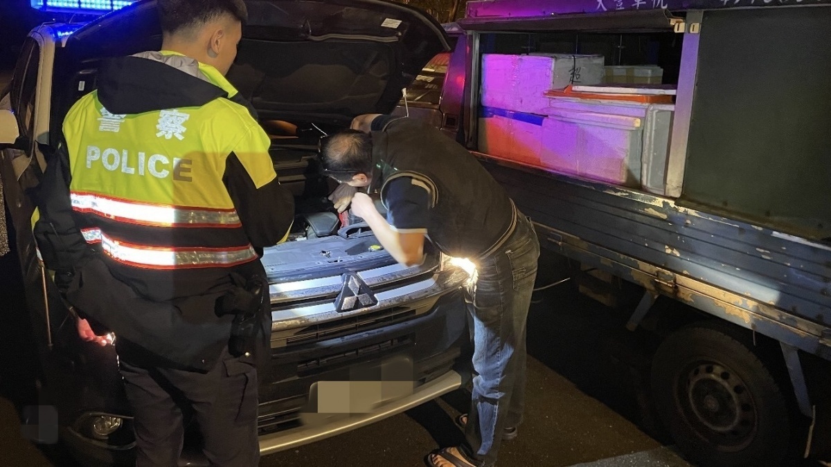 李姓魚販車輛電瓶沒電無法發動,恰巧巡邏員警經過,立即伸出援手