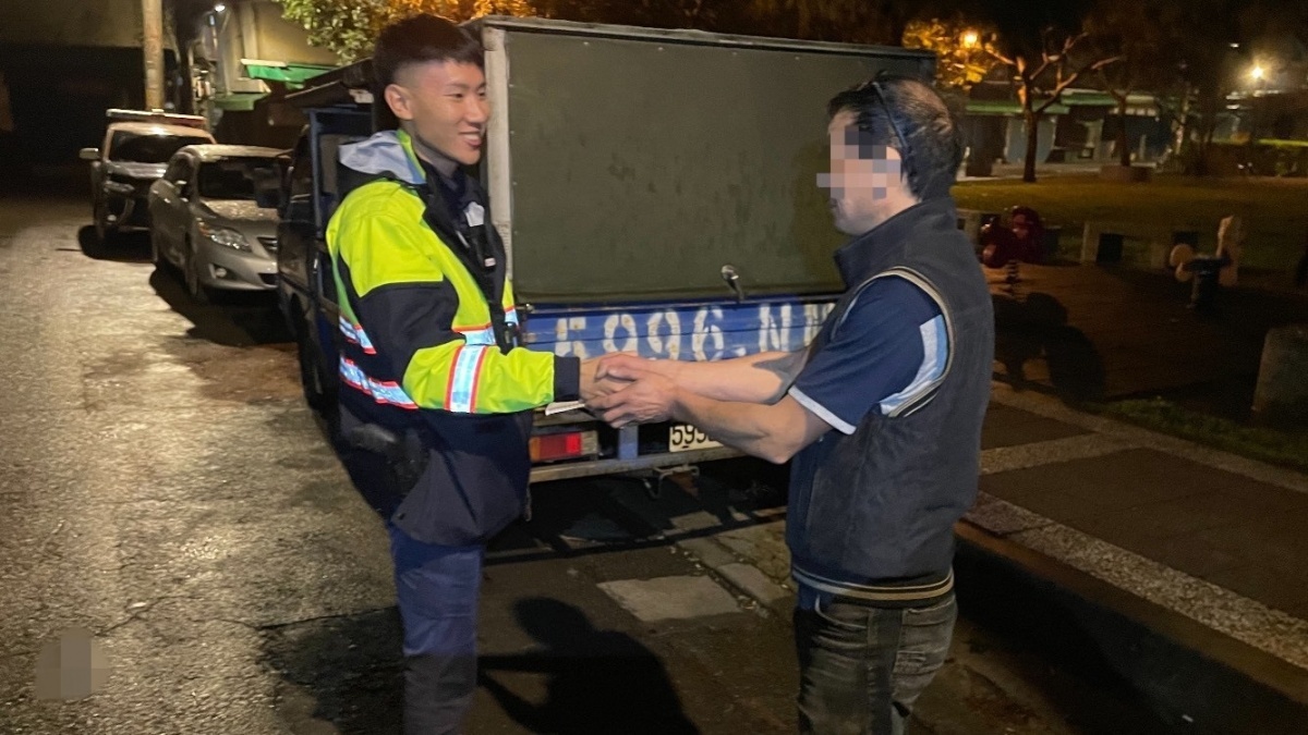 李姓魚販車輛電瓶沒電無法發動,恰巧巡邏員警經過,立即伸出援手