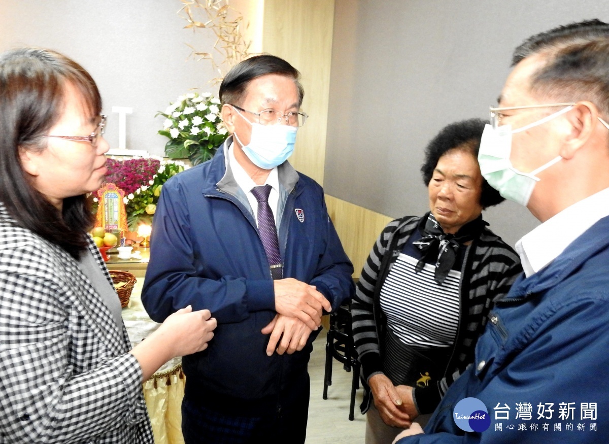 林明溱關心允查真相。(縣府提供)