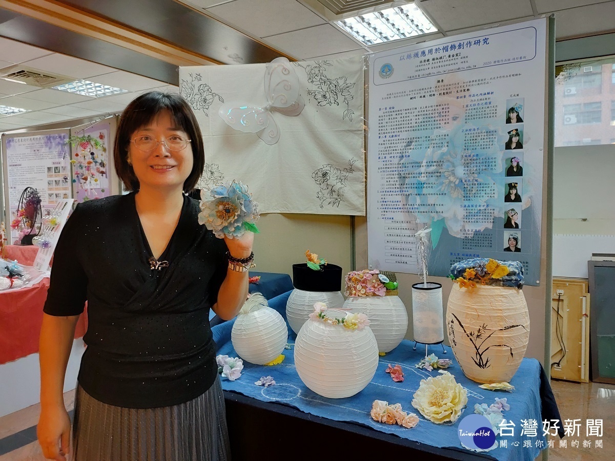 建國科大美容系「國色芳華」靜態成果展，將便宜的「絲襪」素材改變基因，提升成為省錢的新飾品，讓用途更寬廣有省錢。圖／記者鄧富珍攝