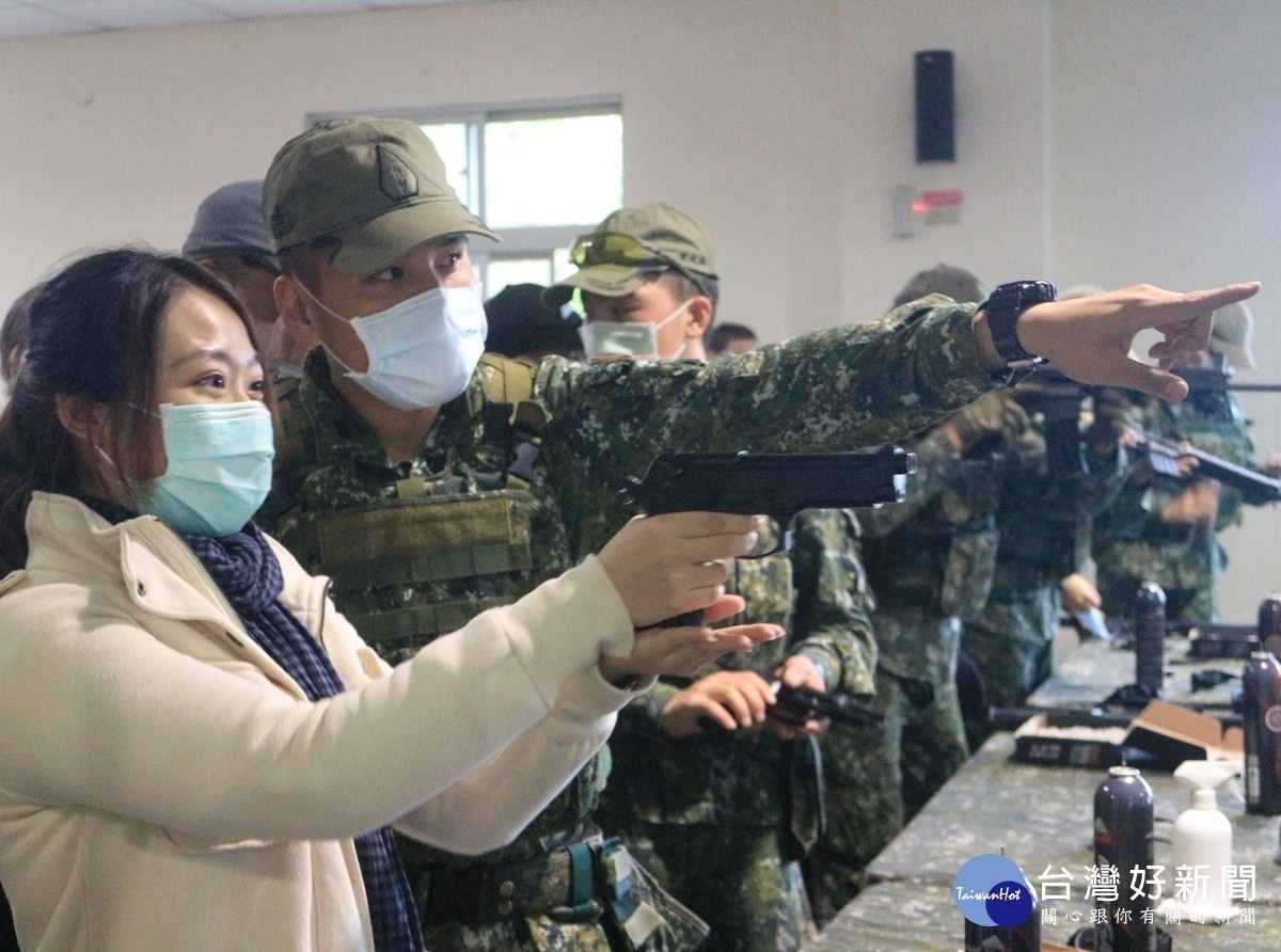 ▲特戰官兵指導參訪學子體驗手槍射擊訓練。