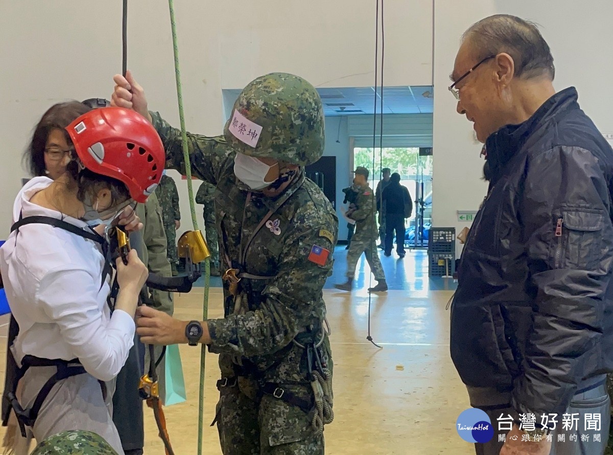 ▲特戰官兵仔細為青年學子攀登體驗做裝備檢查,大鵬主委(右1)殷切叮嚀注意安全。