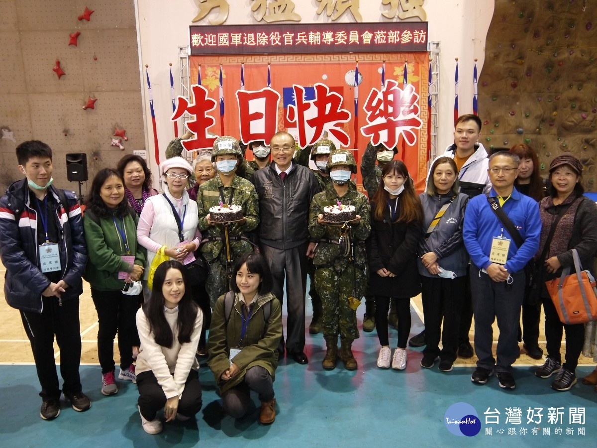 ▲特戰指揮部溫馨為參訪的12月份壽星學子及家長慶生。