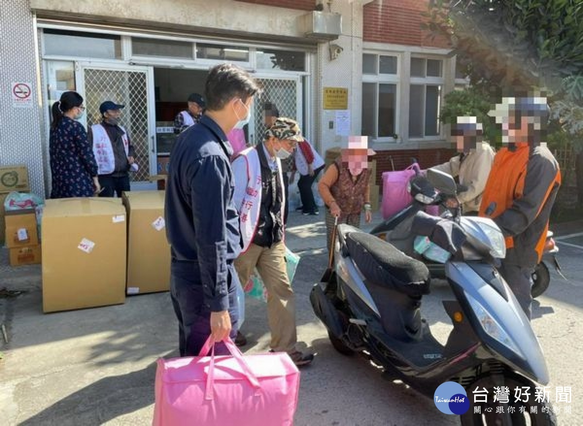 中華民國善願愛心協會偕同台西警分局針對轄內弱勢族群辦理急難救助，提供生活物資與慰助金，讓弱勢家庭歲末寒冬的生活受到照顧。