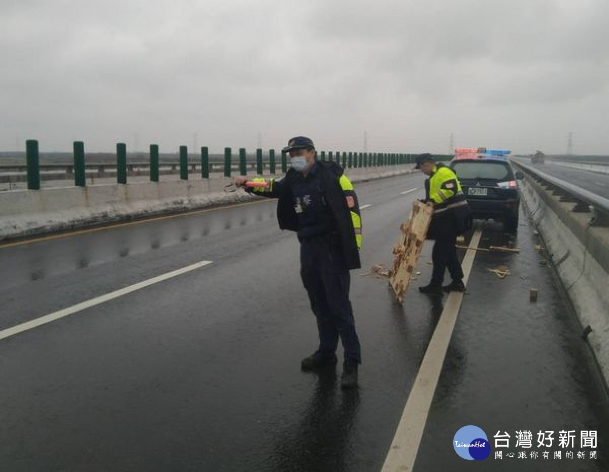 台西分局警員獲報臺61快速道路橋頭段遺留許多大型輪胎皮及多塊木製棧板,阻礙車輛通行,警方立即趕往實施交管,並排除掉落物,以維用路人安全。