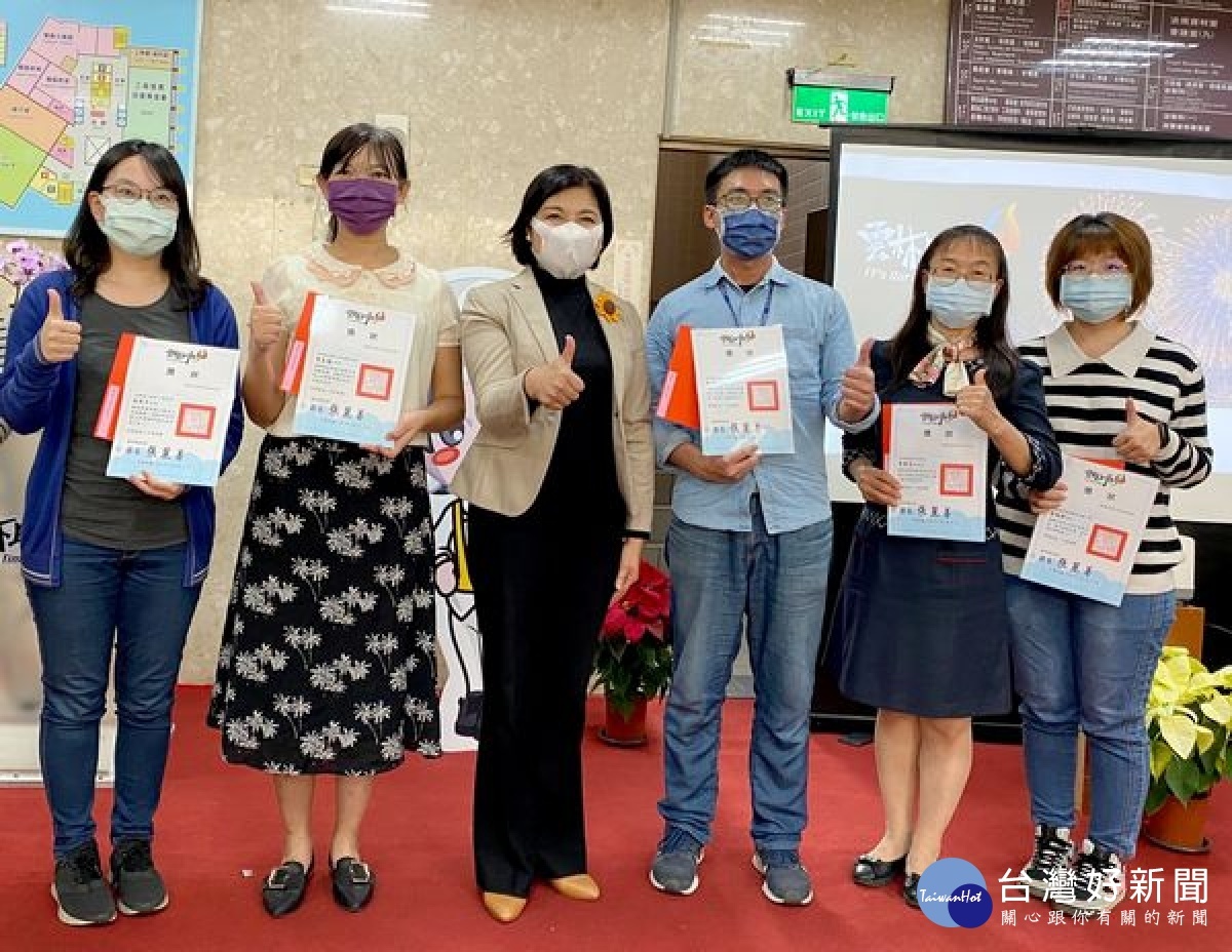 雲林縣警察局秘書科辦事員吳招溢、西螺分局第一組書記蔡佩娟積極推廣線上E化服務,成效卓著,獲縣長張麗善親自頒獎表揚。