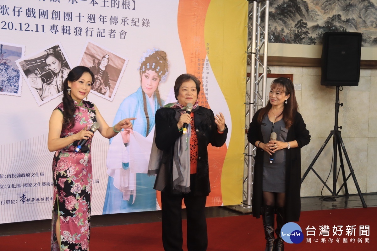 李靜芳許素珠李靜兒唱一段三進士。(記者扶小萍攝)