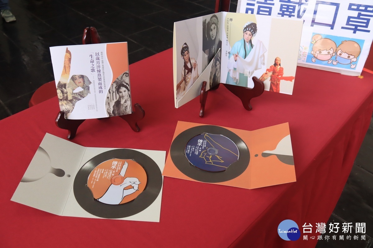 專輯收錄4位藝師主唱的曲目。(記者扶小萍攝)