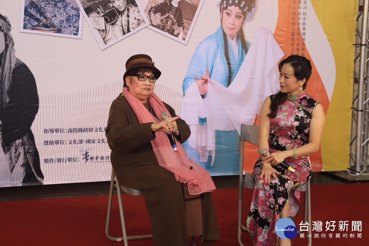 國寶藝師洪明雪(左)與李靜芳表演六郎告狀。(記者扶小萍攝)