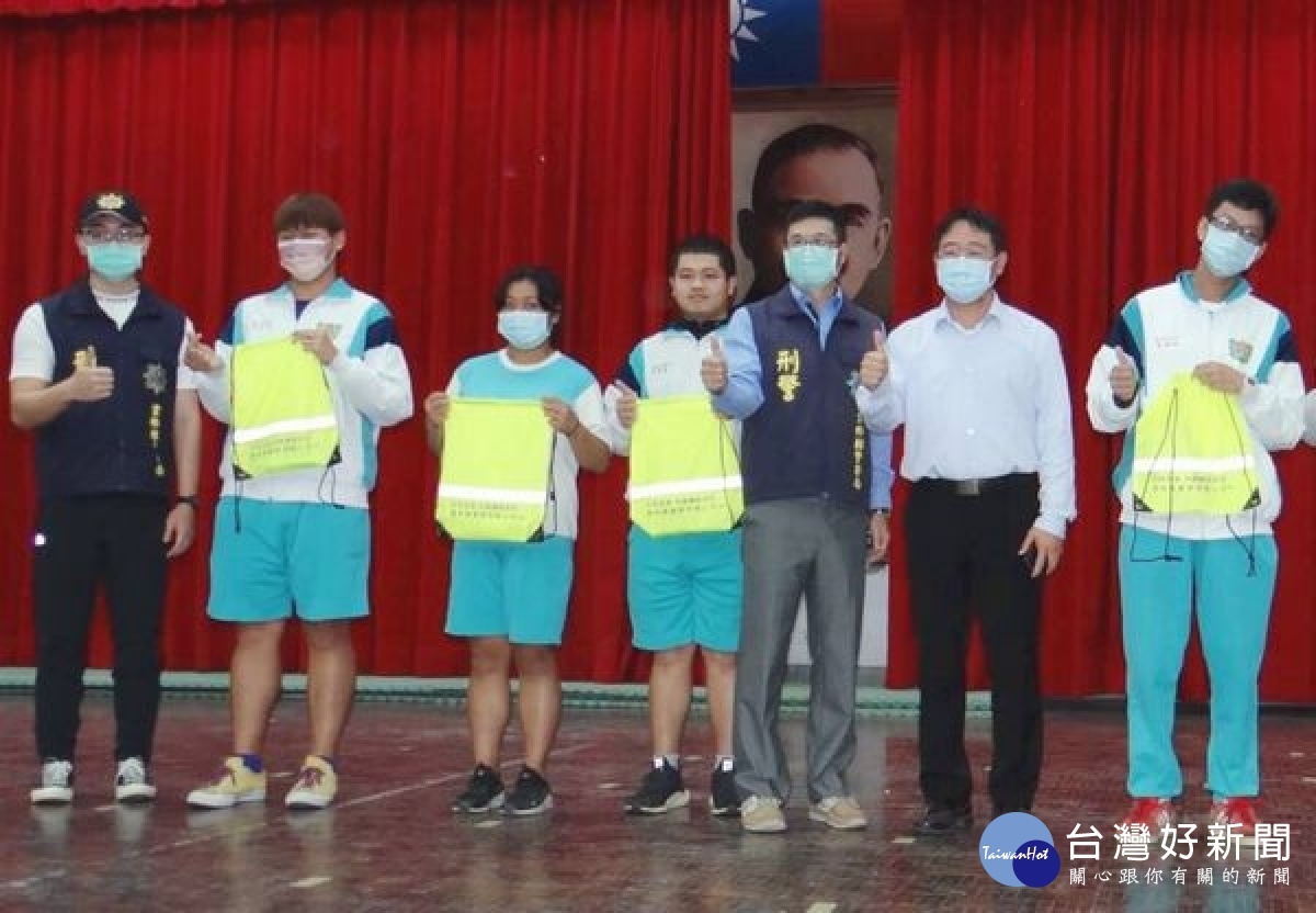 北港警分局偵查隊長鄧家福率員至北港高中為學子建立防制犯罪觀念,有效防堵青少年毒品及藥物濫用,避免因受誘惑走偏人生路。