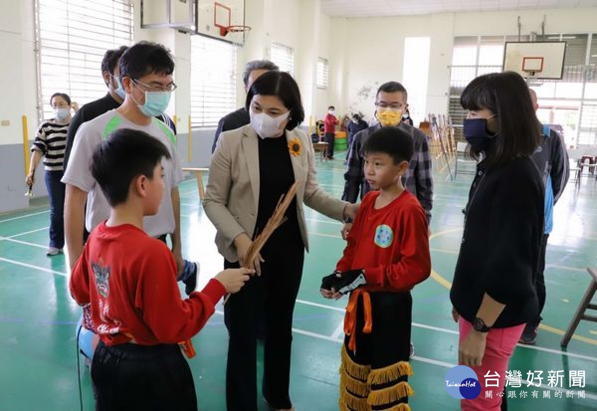飛沙國小參加教育部全國民俗體育競賽,榮獲臺灣獅男女混合多獅組等八項冠軍,縣長張麗善、四湖鄉長蘇國瓏等蒞校道賀,帶給孩子支持與鼓勵。