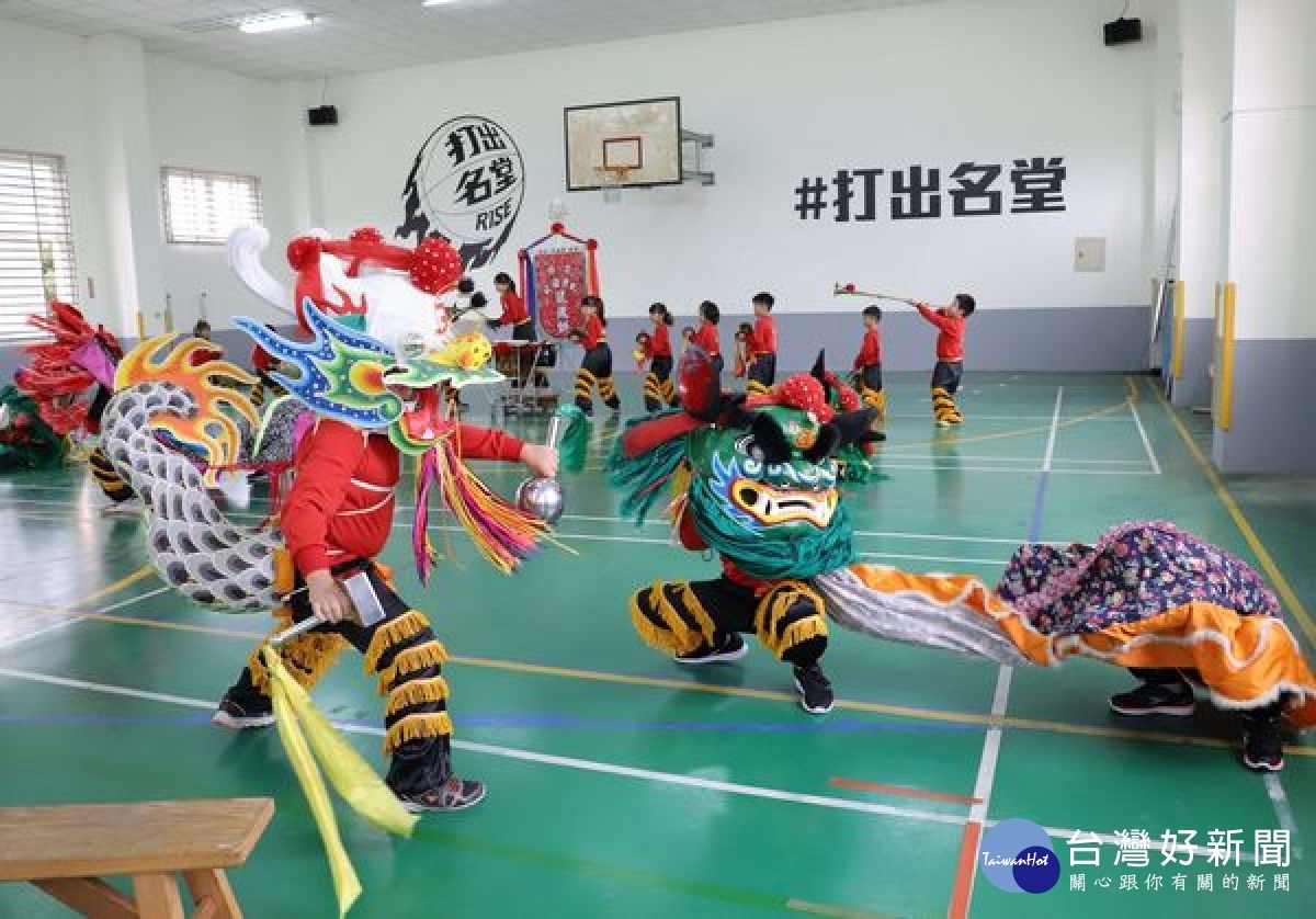 飛沙國小參加教育部全國民俗體育競賽,榮獲臺灣獅男女混合多獅組等八項冠軍,縣長張麗善、四湖鄉長蘇國瓏等蒞校道賀,帶給孩子支持與鼓勵。