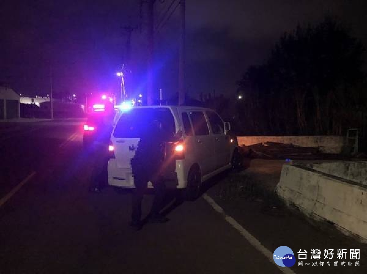 麥寮所警員巡邏時發現一部汽車故障停放路中,考量夜間交通之安全,遂協助將車輛推至路旁安全位置停放,民眾深表感激。