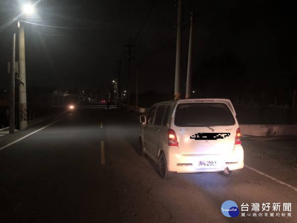麥寮所警員巡邏時發現一部汽車故障停放路中,考量夜間交通之安全,遂協助將車輛推至路旁安全位置停放,民眾深表感激。