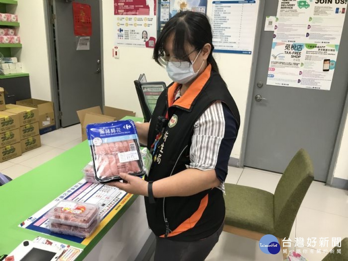 桃園市衛生局為確保民眾在冬天也能安心享用火鍋及湯圓,抽驗冬令食品
