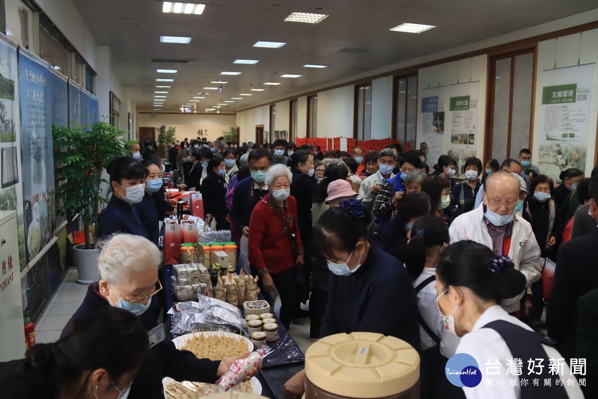 外場有養生食品攤位及平安春聯等。（記者扶小萍攝）