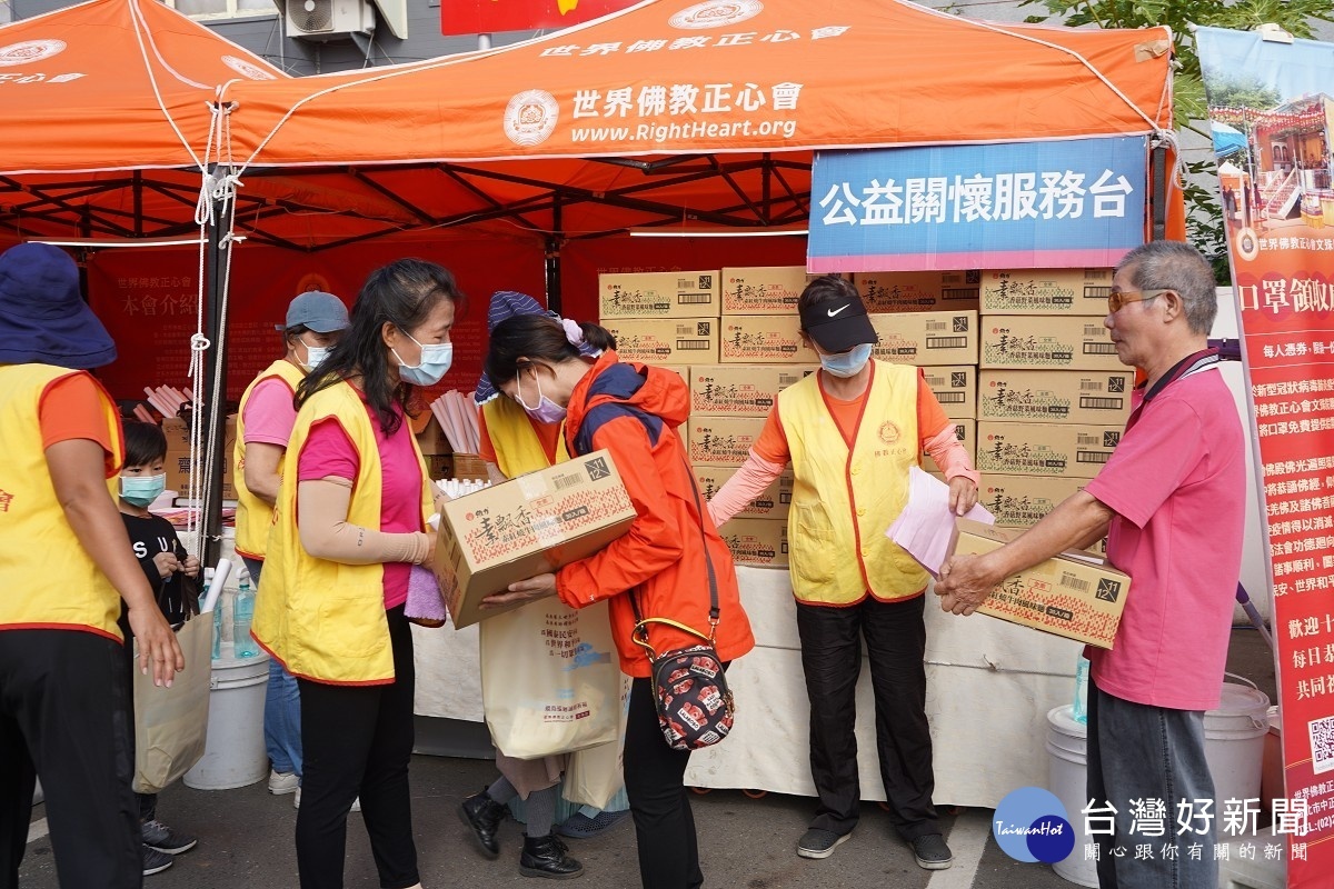 行動佛殿114站台南新營，該會募集十方愛心，將平安麵、口罩、酒精等民生物資免費提供給長者、孕婦及需要的人使用