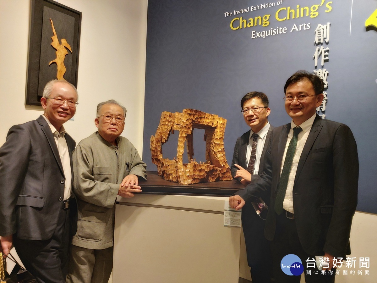 作品【高境界】是千年古牛樟木雕刻,張敬(左二)立委張廖萬堅(右二)立委黃國書(右一)