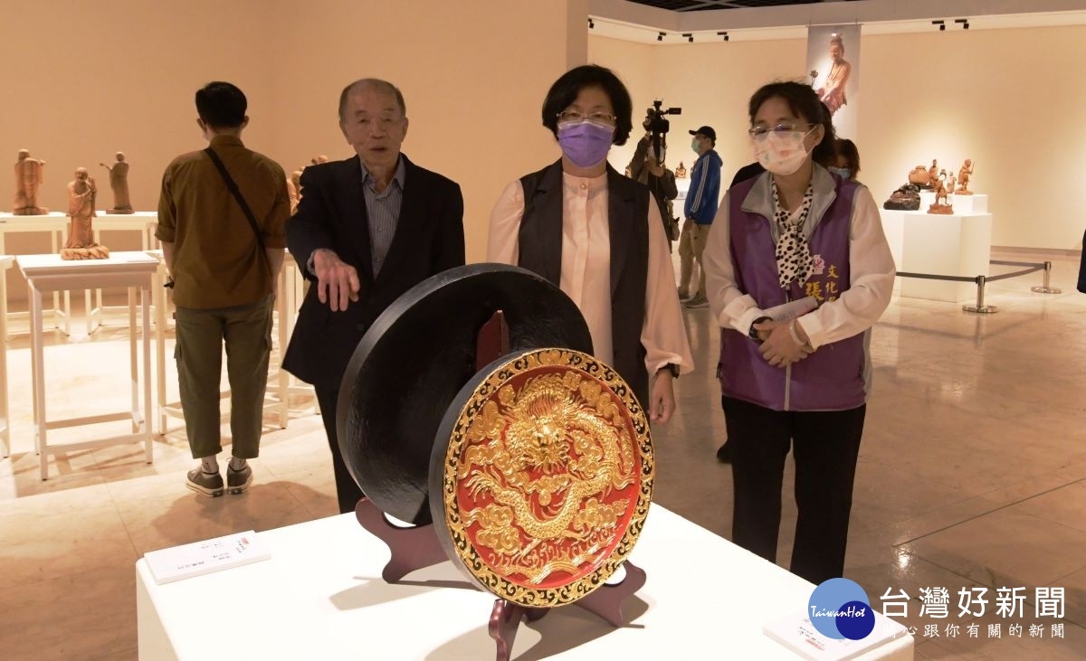 彰化縣長王惠美與施至輝參觀作品。