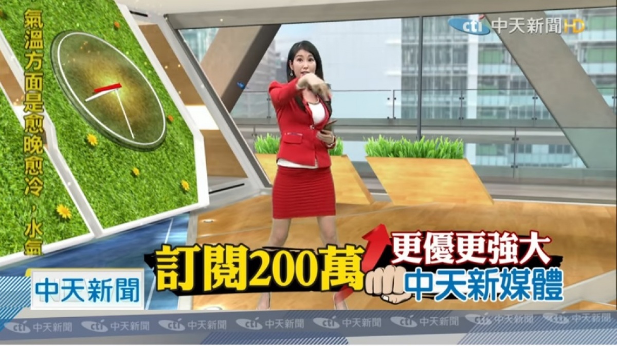 美女主播劉盈秀為了慶祝「訂閱200萬」，破天荒的在攝影棚大跳「螃蟹舞」（圖／翻攝YouTube）