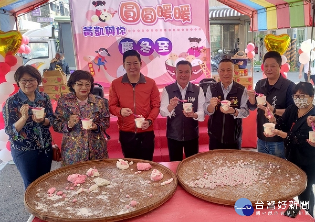雲林縣議員黃凱邀請雲林家扶祖孫親子們,一起搓冬至圓、享用牛排大餐,還發送每戶1000元禮券,感受社會滿滿的溫情。