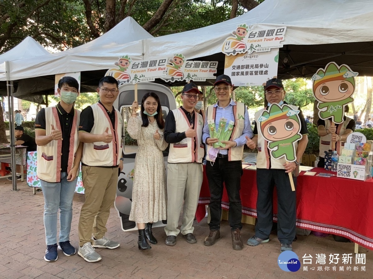 交通部觀光局副局長林信任,於原音天籟音樂節活動中參觀台灣觀巴攤位。圖/參山國家風景處提供