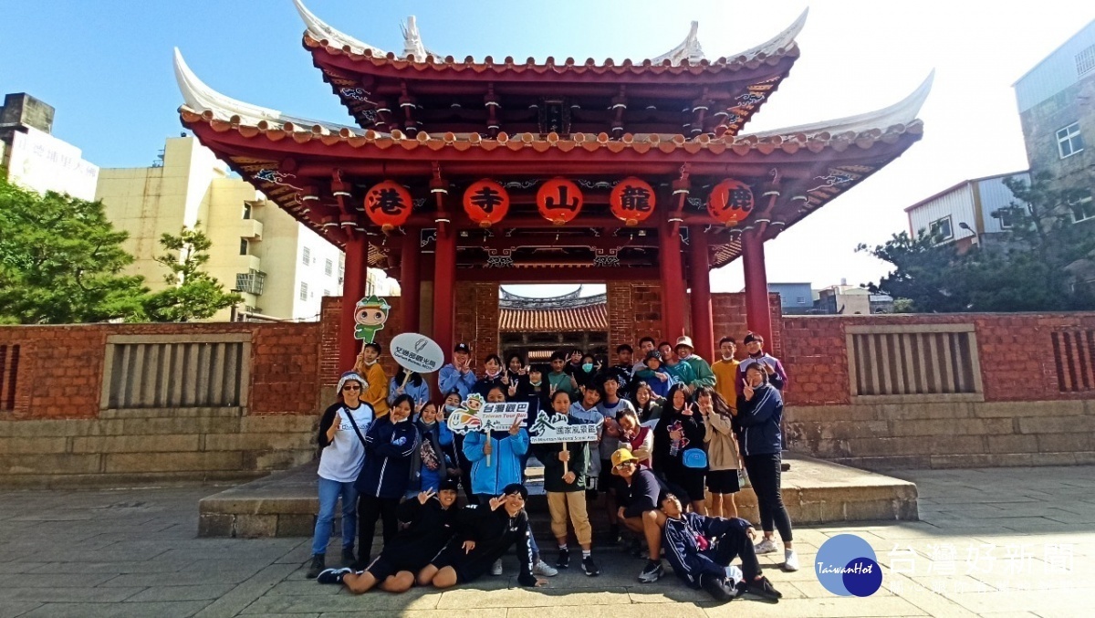 南投民和國中學生搭乘觀巴參觀鹿港龍山寺。圖／參山國家風景處提供