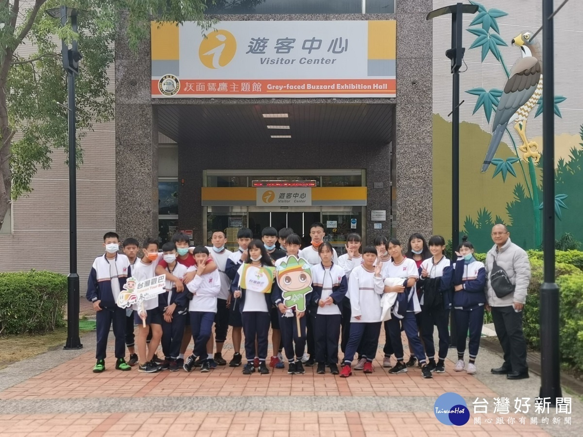 台中和平國中學生體驗台灣觀巴參觀八卦山脈生態遊客中心。圖／參山國家風景處提供