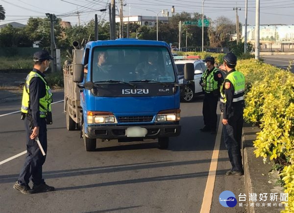 雲林縣警察局為防制死亡交通事故發生，連續三天執行交通大執法，取締重大交通違規，呼籲民眾遵守交通規則，保障自身及用路人安全。