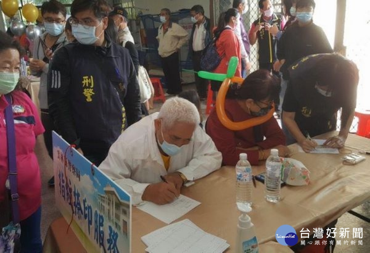 雲林縣警察局於社區長照站成果展設攤,提供長輩指紋捺印建檔服務,現場民眾及長輩們反應十分熱烈。