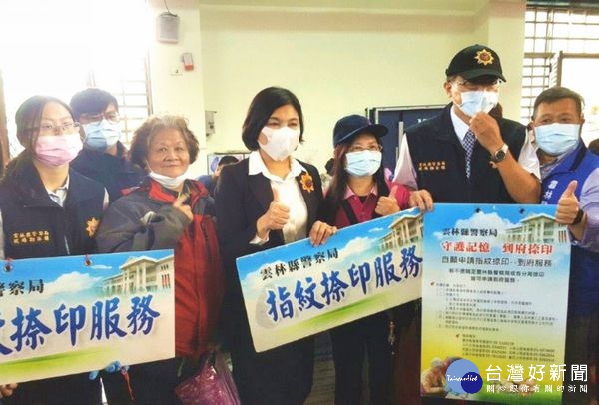 雲林縣警察局於社區長照站成果展設攤,提供長輩指紋捺印建檔服務,現場民眾及長輩們反應十分熱烈。