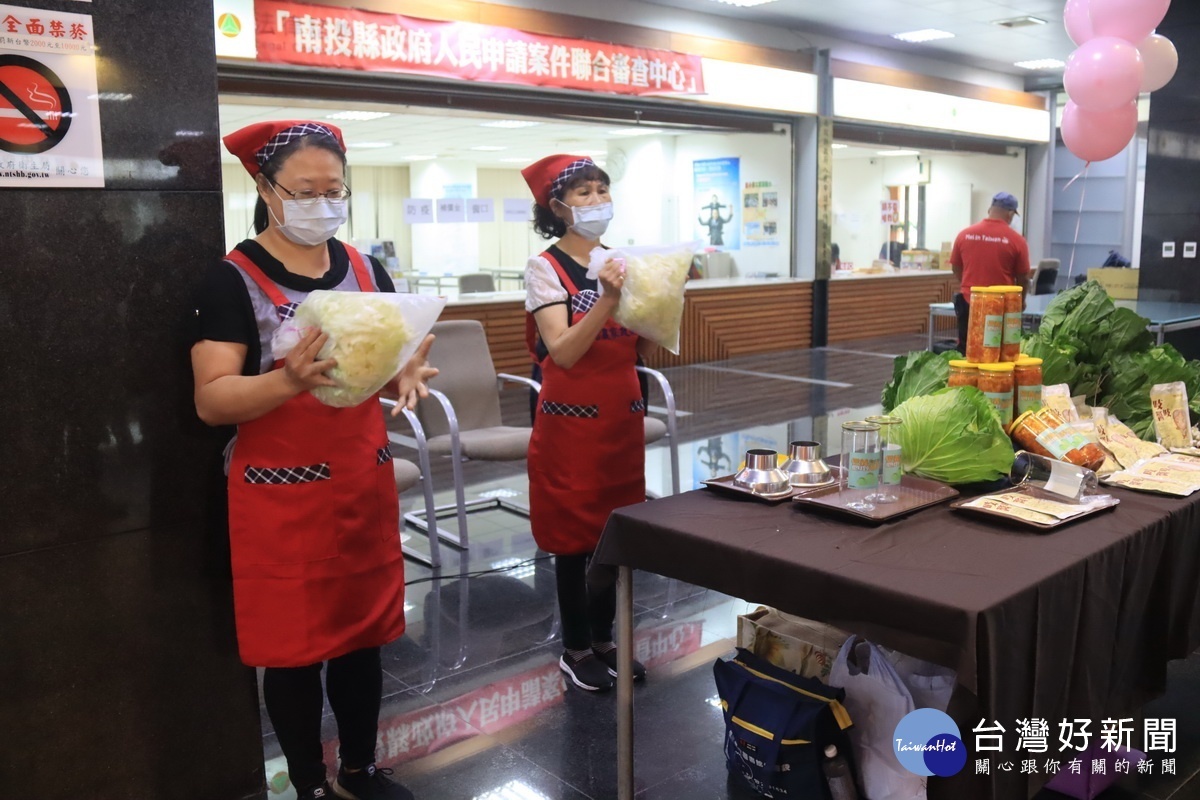 信義農會示範泡菜自製簡單上手。（記者扶小萍攝）