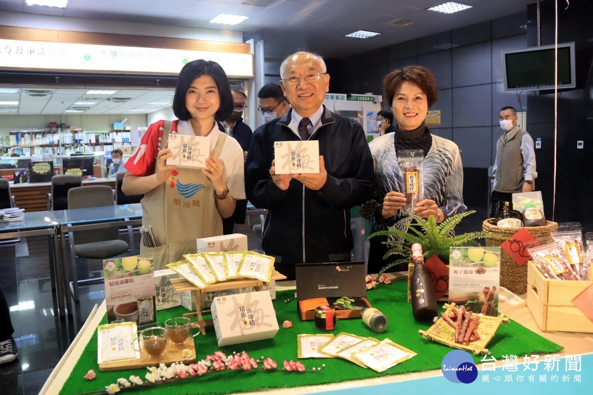 黃志輝總幹事推薦新產品供消費大眾選擇。（記者扶小萍攝）