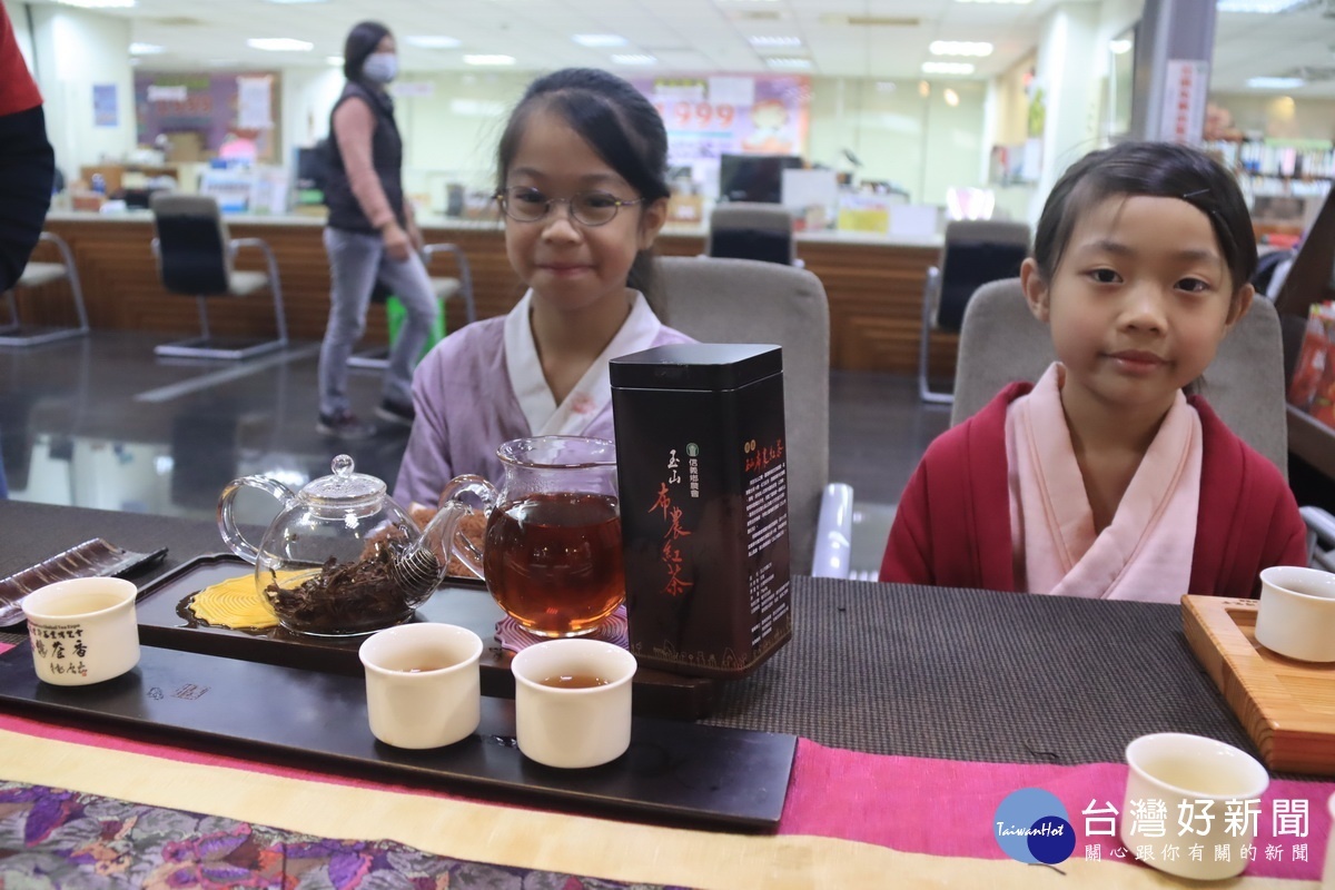 隆華國小學童設茶席請大家品紅茶。（記者扶小萍攝）