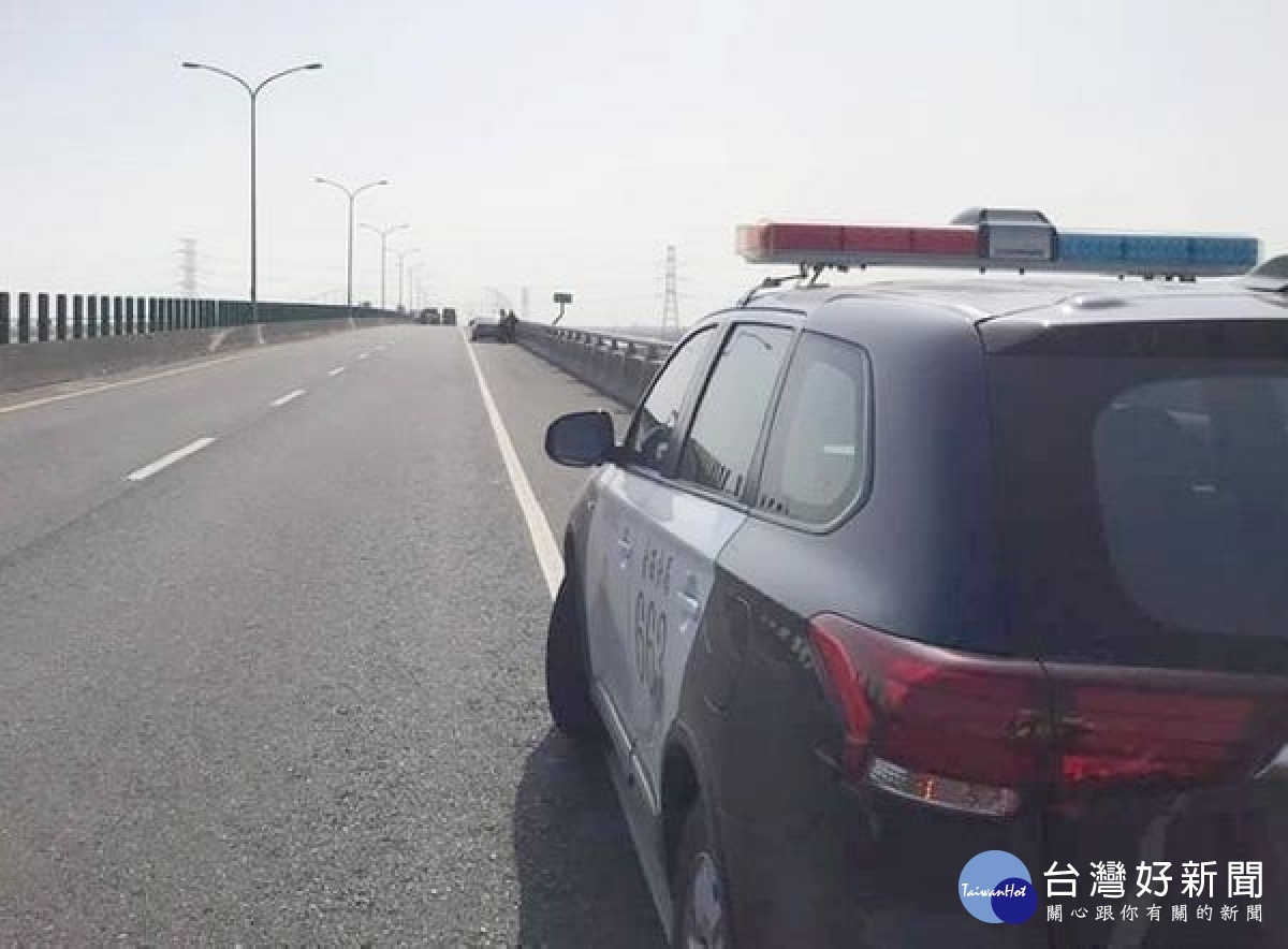 民眾車輛於臺61快速道路因爆胎而受困，所幸警方及時馳赴予以援助，臺西警積極為民服務的作為，深獲肯定與讚許。