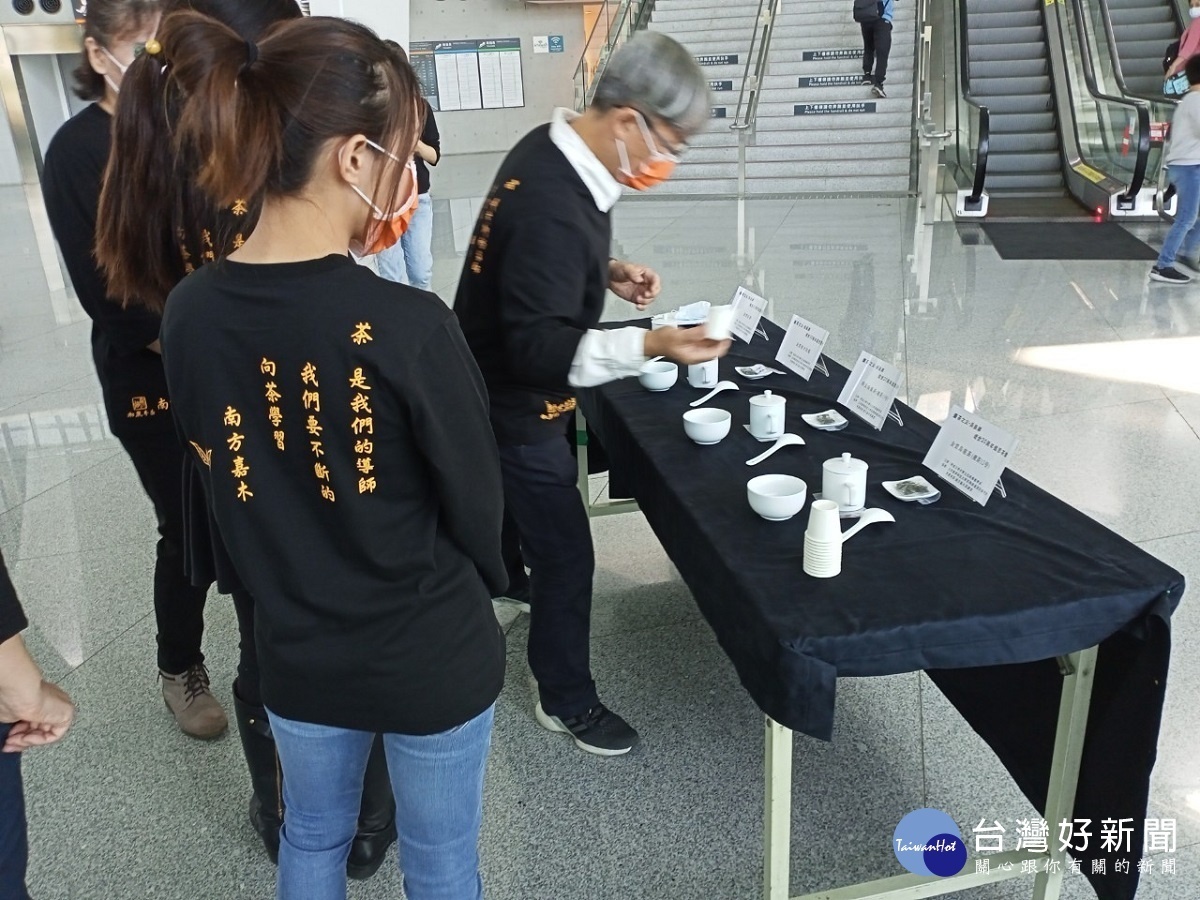 藝起來快閃 明道文傳系高鐵彰化站秀茶道向台茶之父致敬
