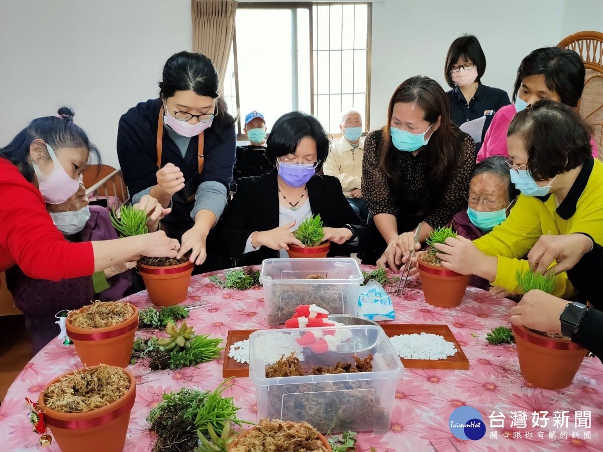 彰化推廣家庭式「托顧」服務據點,照顧您的老寶貝。縣長王惠美替地到社區關心長輩,與長輩們話家常。圖/記者鄧富珍攝