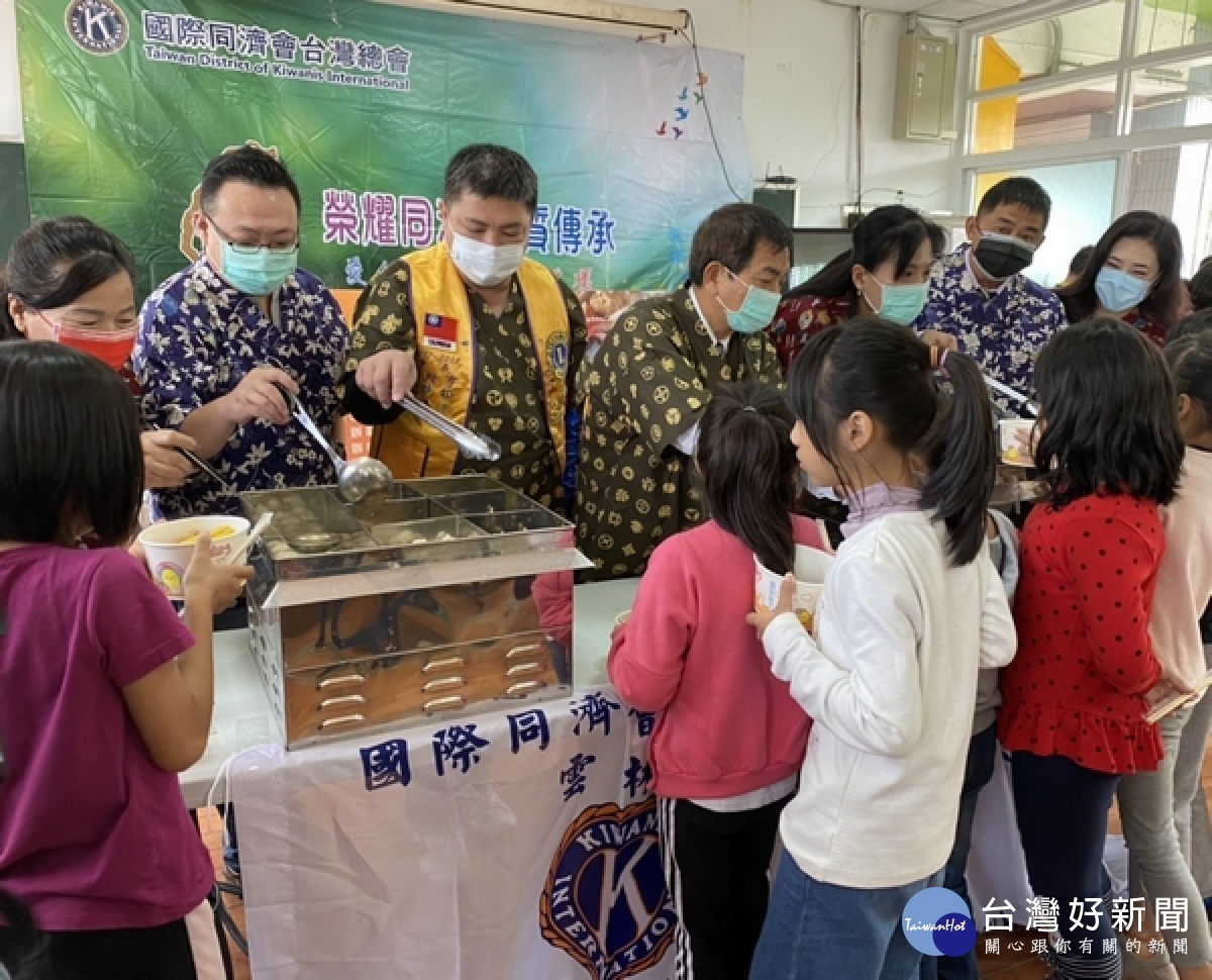 「愛的關東煮夜光天使關懷行動」起跑,將提供夜光天使班及弱勢學童課輔班近1200個小朋友,在寒冷的冬天裡享用熱呼呼的關東煮。