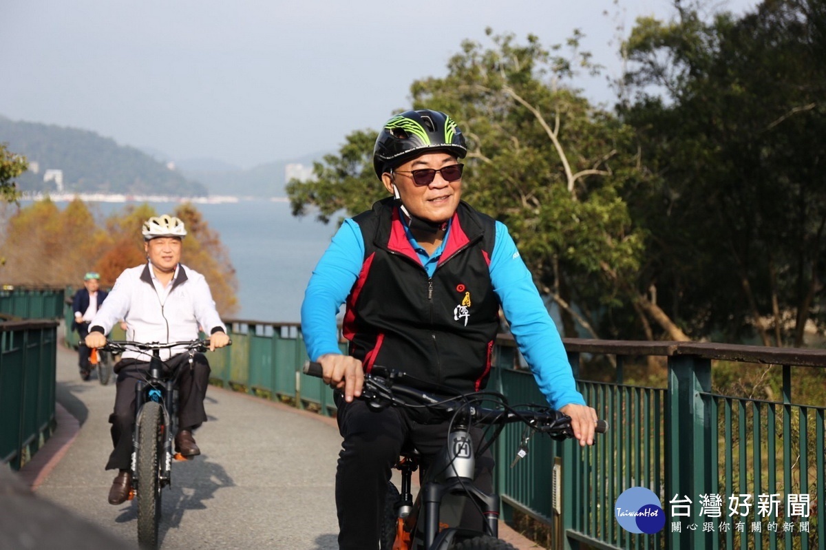 騎乘電動輔助動力自行車，讓e-MTB馳騁山林。