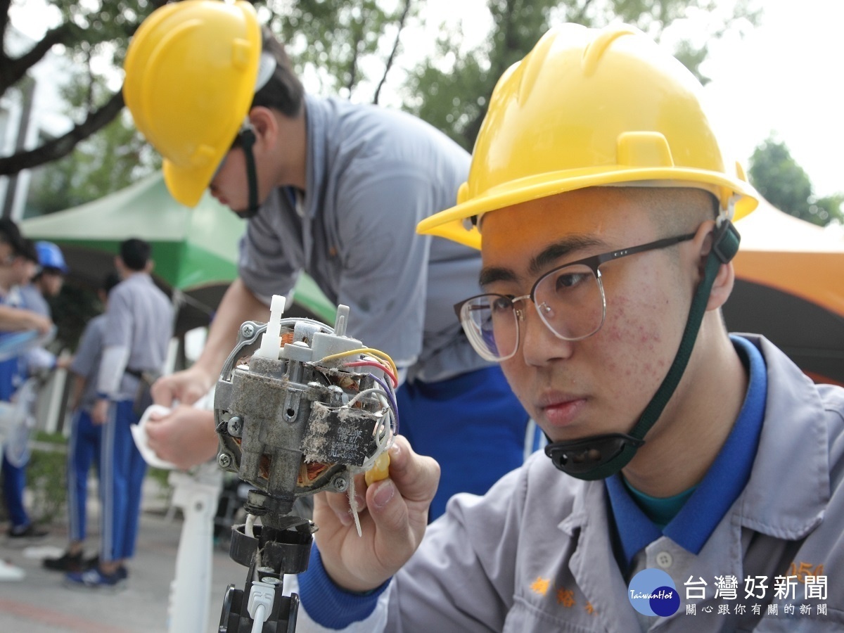 達德電機科家電服務隊暖心送愛 為長者保養電器回饋社會