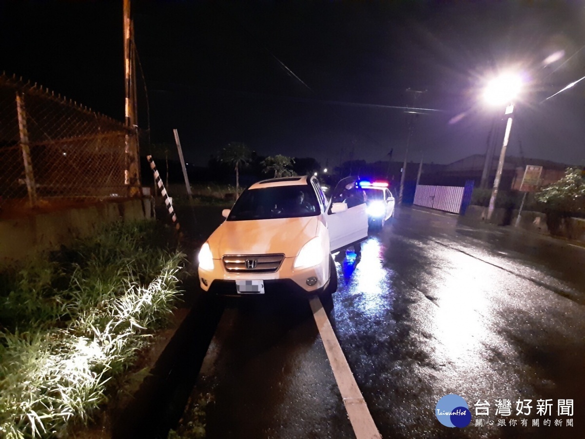 王姓婦人路況不熟，右前輪直接陷入水溝，警民合力抬車疏解，交通恢復順暢