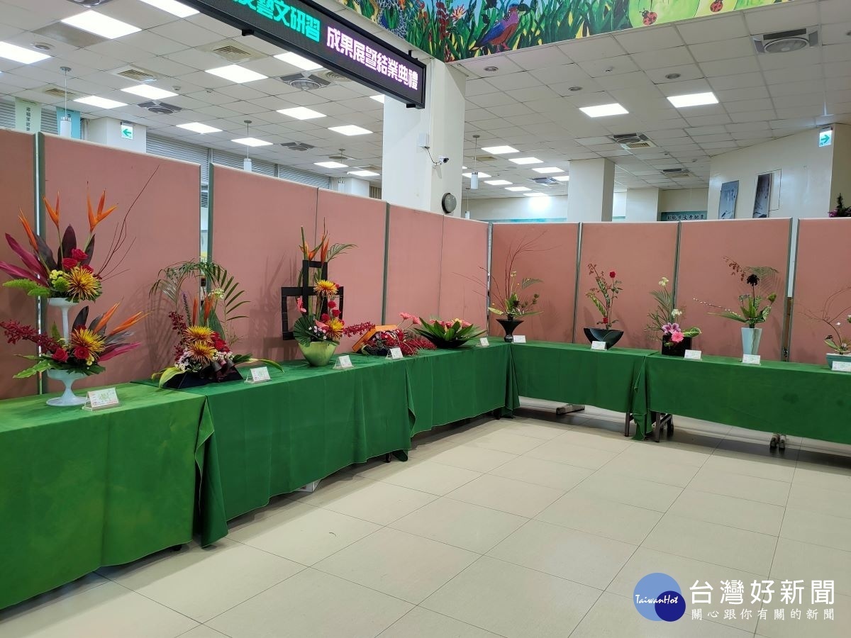 彰化市社會學園大學44期婦女藝文研習成果（歐美花藝及創意盆栽組合班）圖／記者鄧富珍攝
