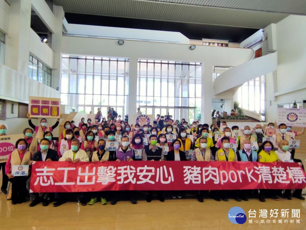 縣府號召600位志工,組成37大隊、100小隊的「安心博客隊」輔導店家應將「豬原產地」標示貼紙黏貼於營業場所明顯處,讓標示透明化。圖/記者鄧富珍攝