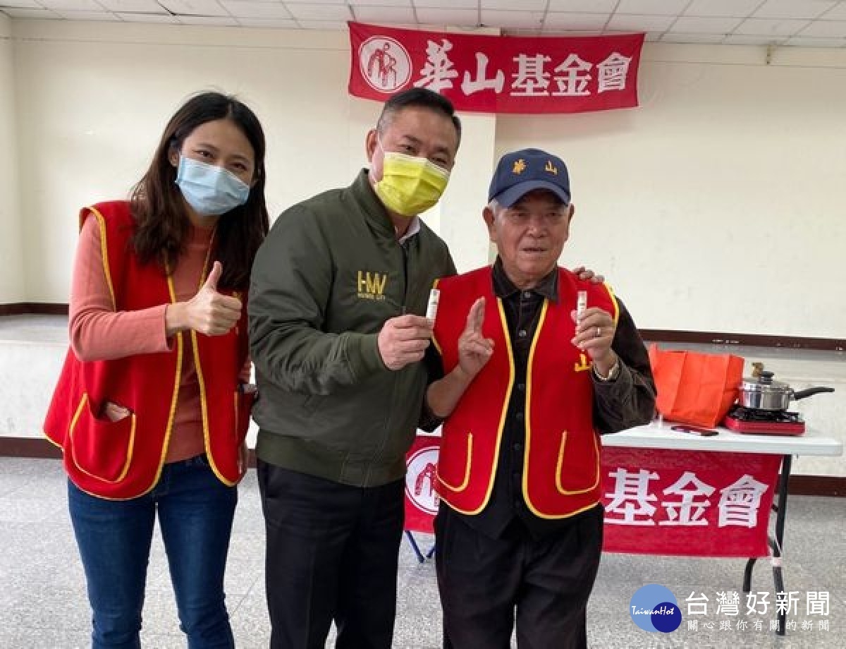 華山基金會虎尾站在地建站14週年，特邀請服務的長輩們及虎尾鎮長丁學忠、虎科大生科系石麗仙老師與義工朋友們一起同樂。