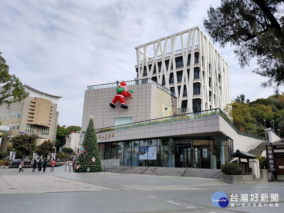 縣立美術館建築上有超大型聖誕老人攀上建築,帶來滿滿禮物。圖/記者鄧富珍攝