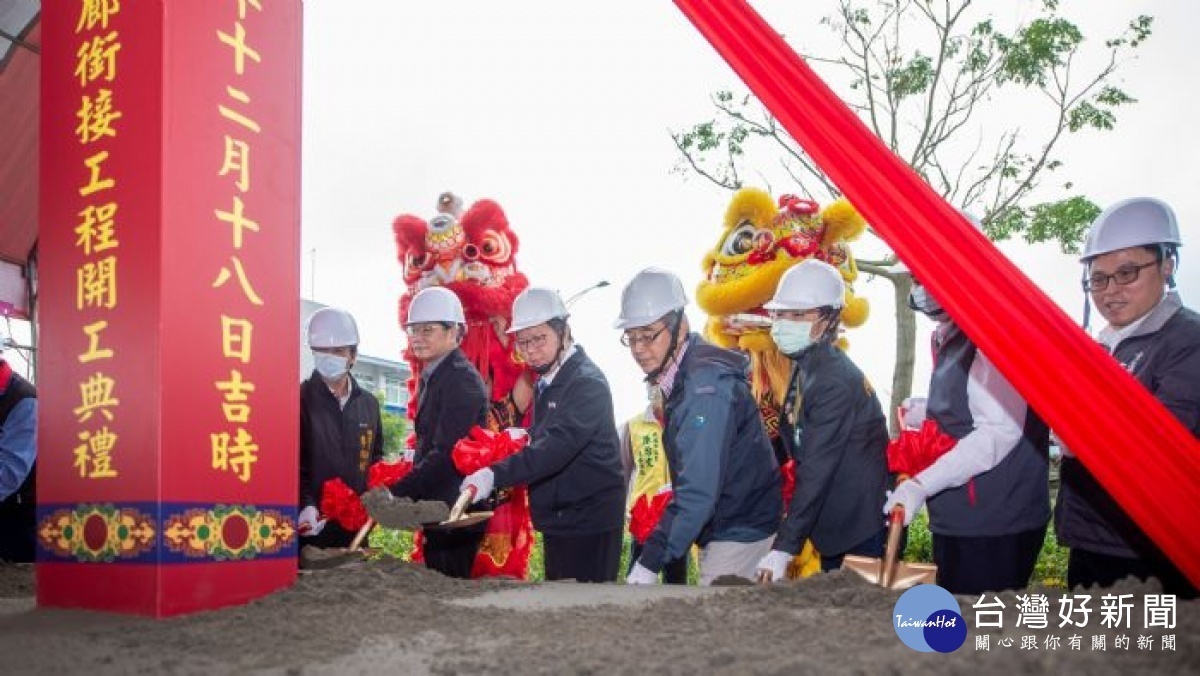 市長與貴賓持金鏟子為工程動土